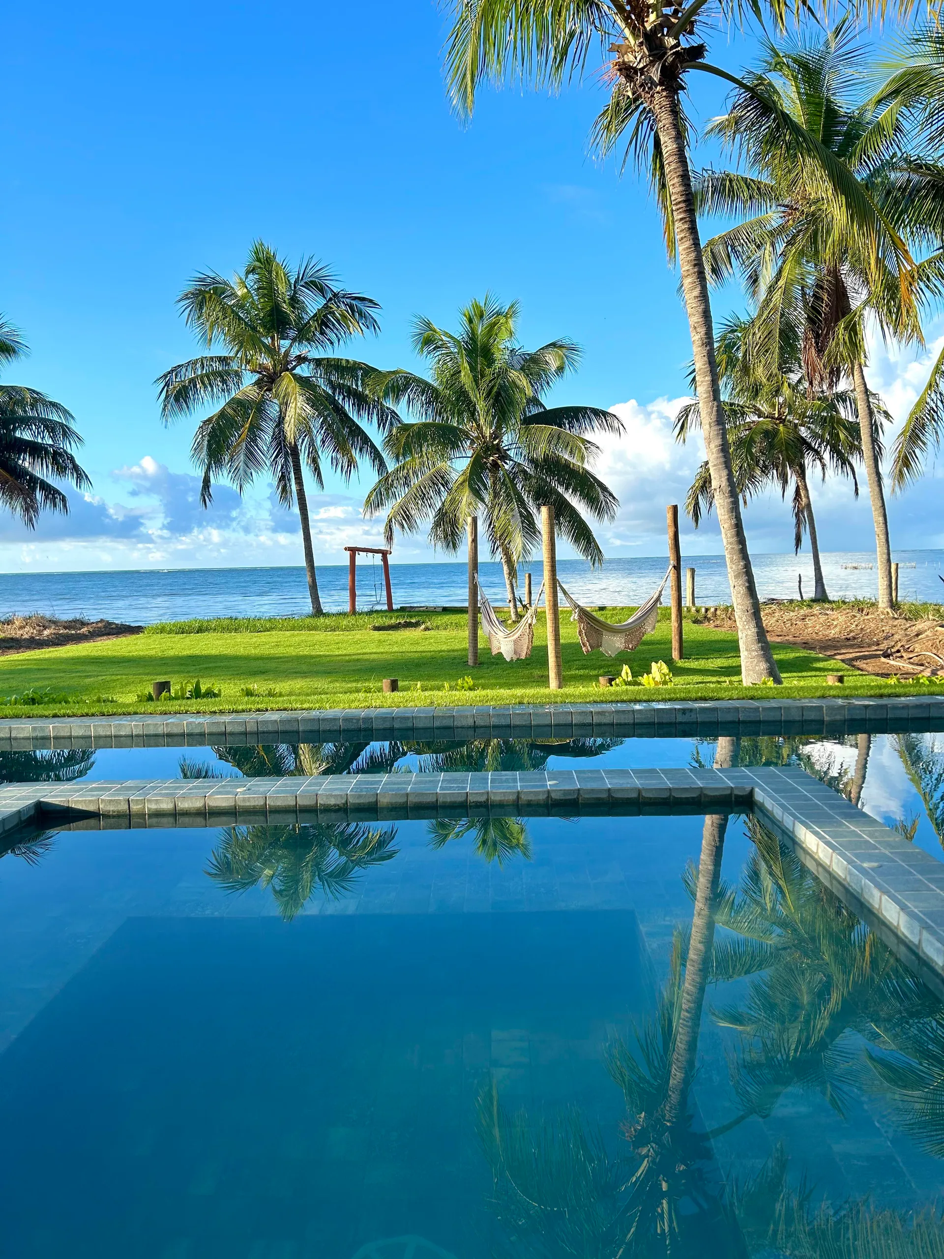 Piscina com vista para praia